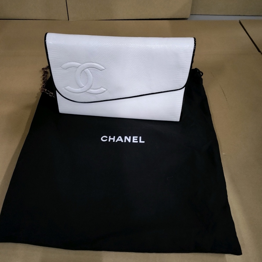 Vintage CHANEL Elegant White Clutch with Chain